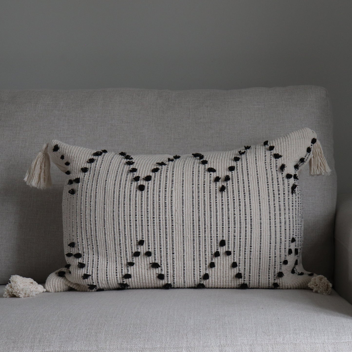 TP009-Black & Cream Pattern