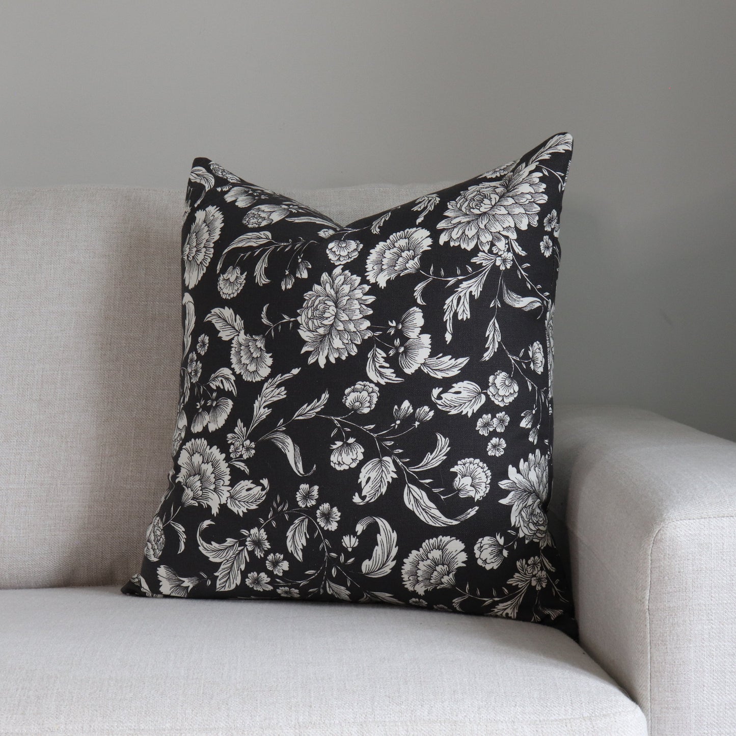 TP044-Black & White Floral Motif